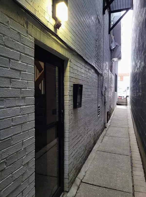 Toronto E03, ON M4C 3G4,985 Coxwell AVE #1 B