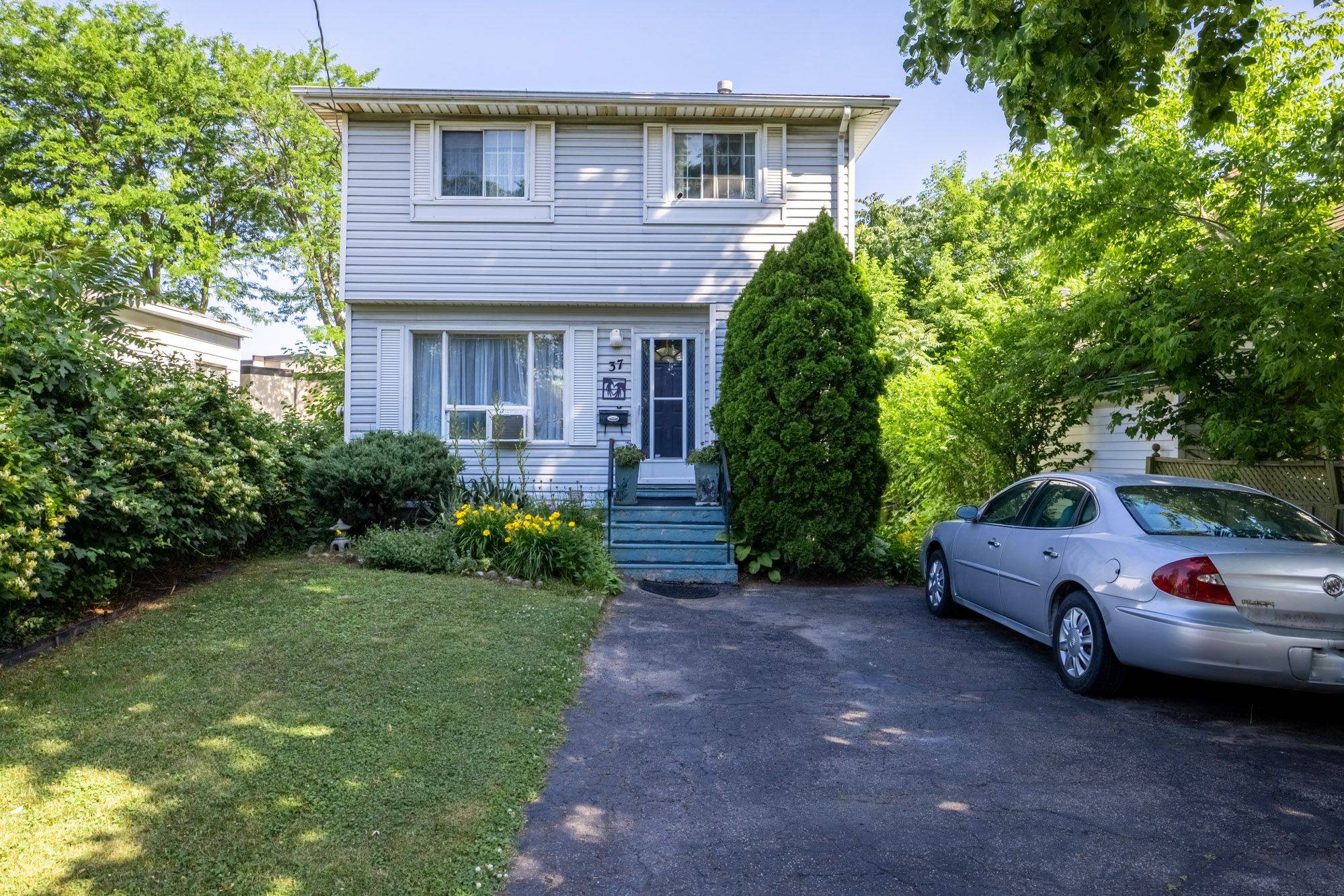 37 Manchester AVE, St. Catharines, ON L2R 1N9