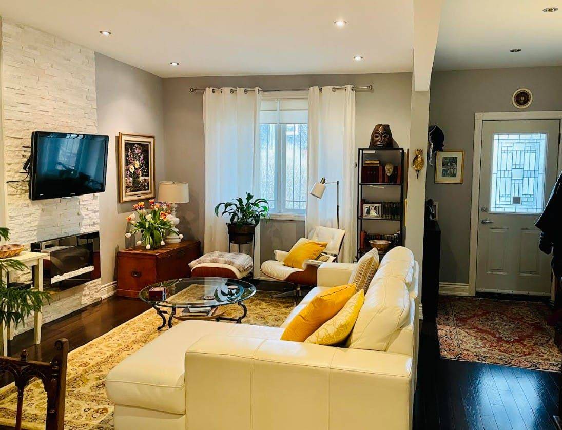 Toronto E01, ON M4L 2Y6,77 Ashdale AVE