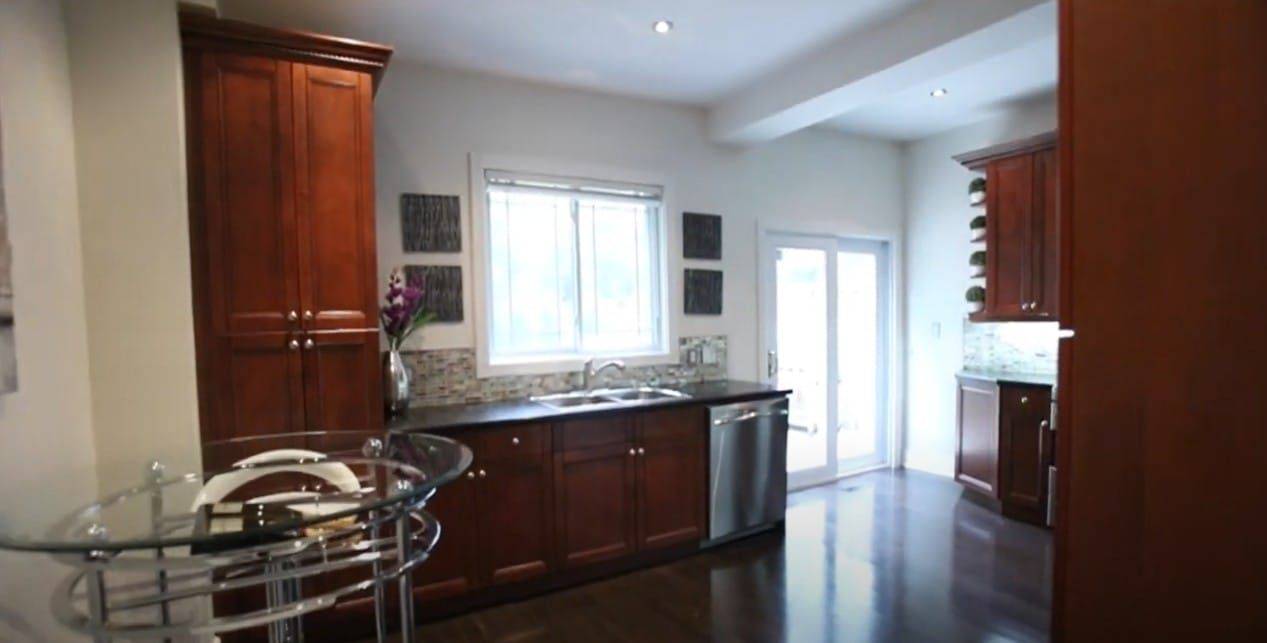 Toronto E01, ON M4L 2Y6,77 Ashdale AVE