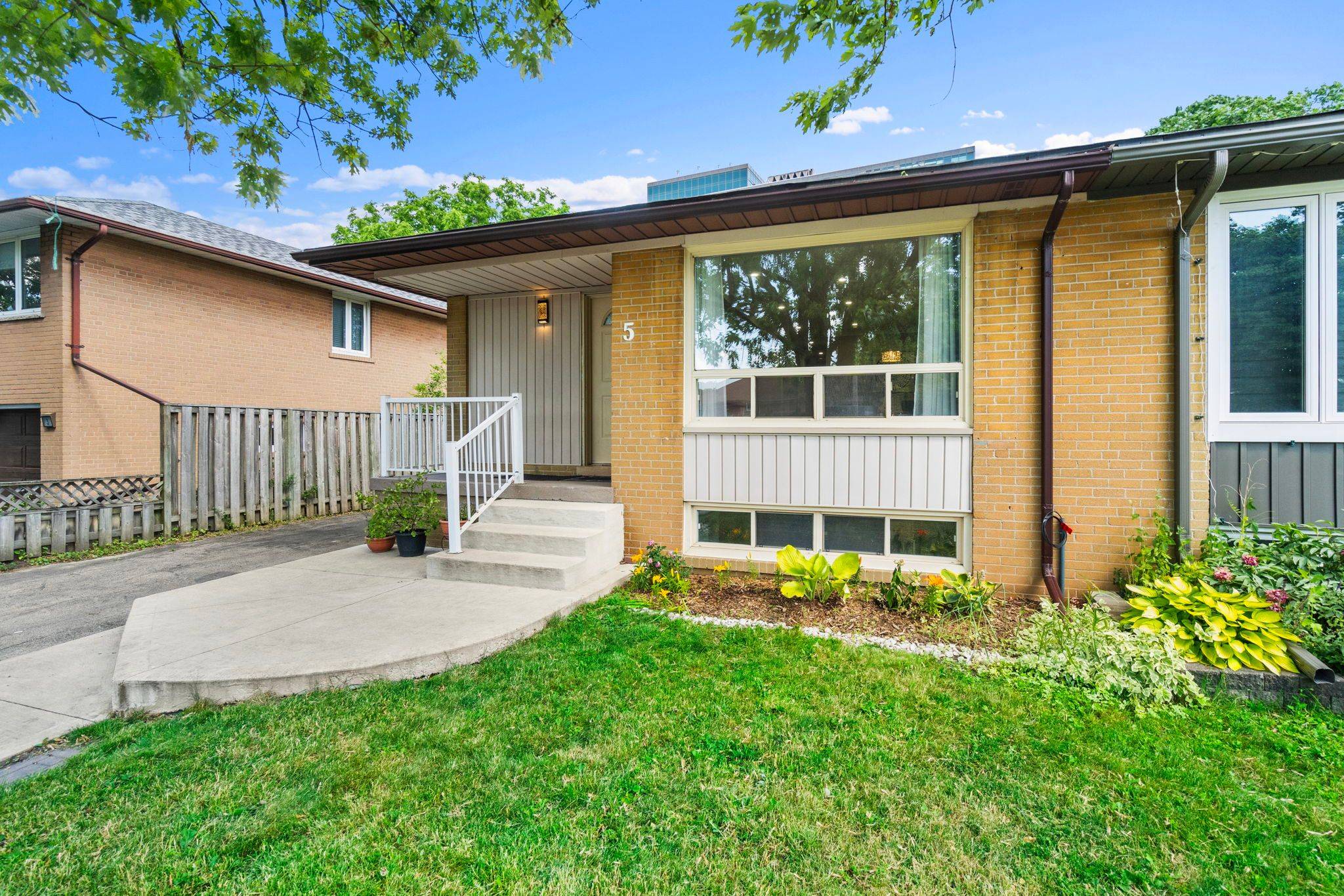 Brampton, ON L6T 1H1,5 Avondale BLVD