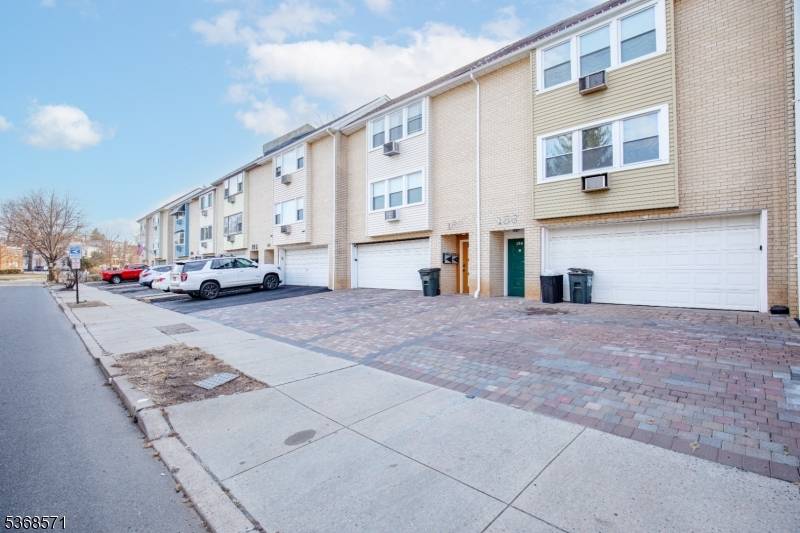 East Orange City, NJ 07017,186 Park St