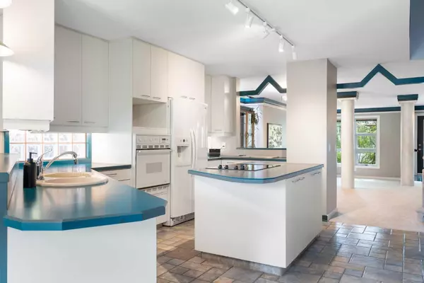 Calgary, AB T2N 3H3,1726 Broadview RD NW