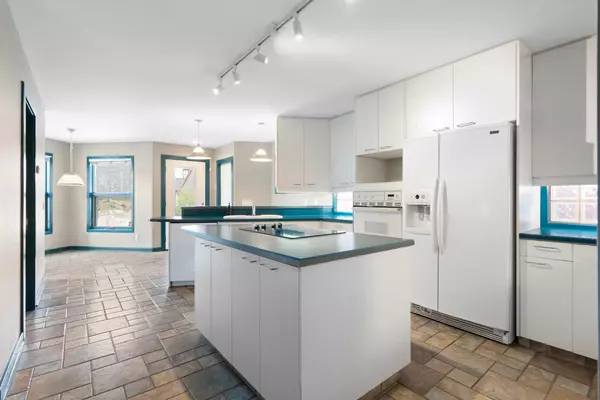 Calgary, AB T2N 3H3,1726 Broadview RD Northwest
