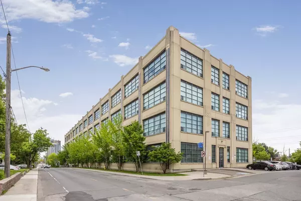 Toronto W04, ON M6B 4M4,1001 Roselawn AVE #108