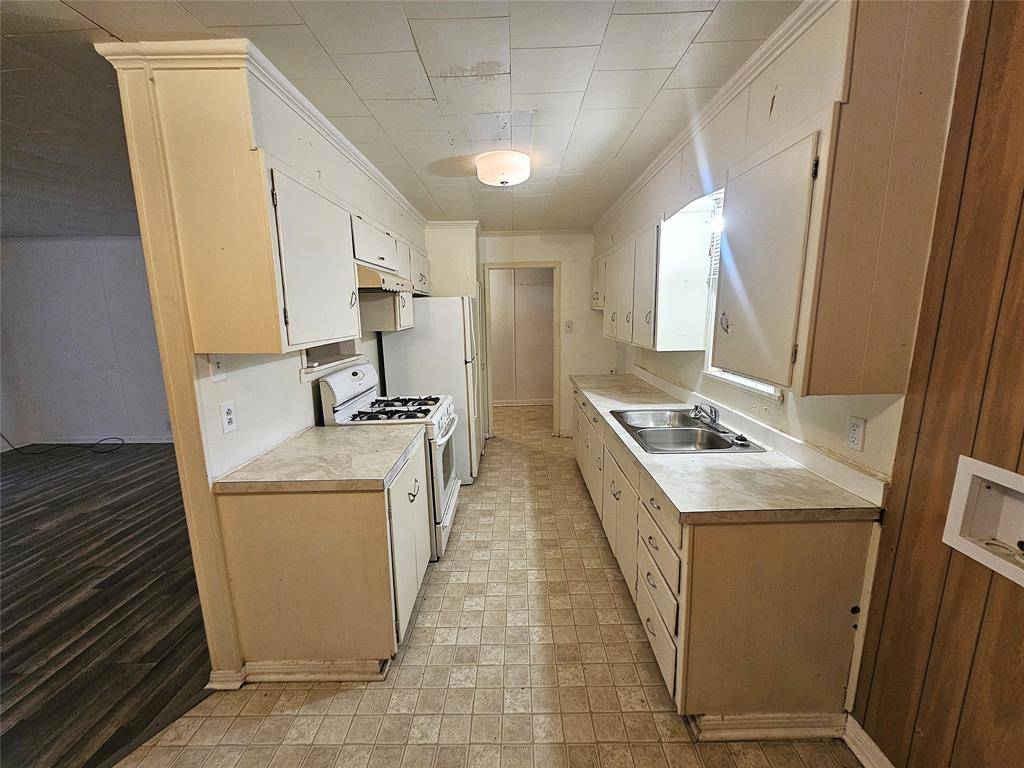 Groesbeck, TX 76642,307 E State Street