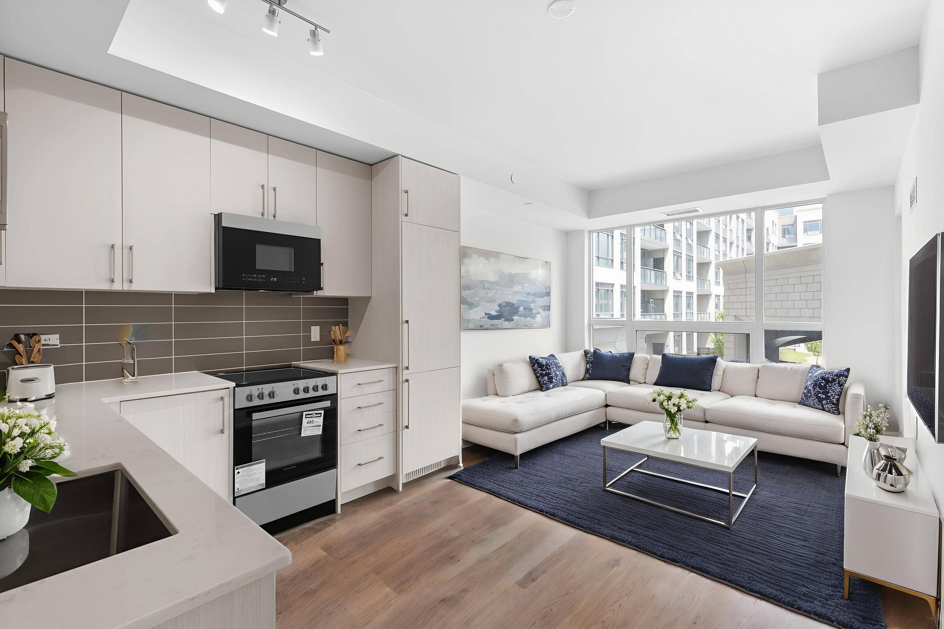 2075 King RD #213, King, ON L7B 0R6