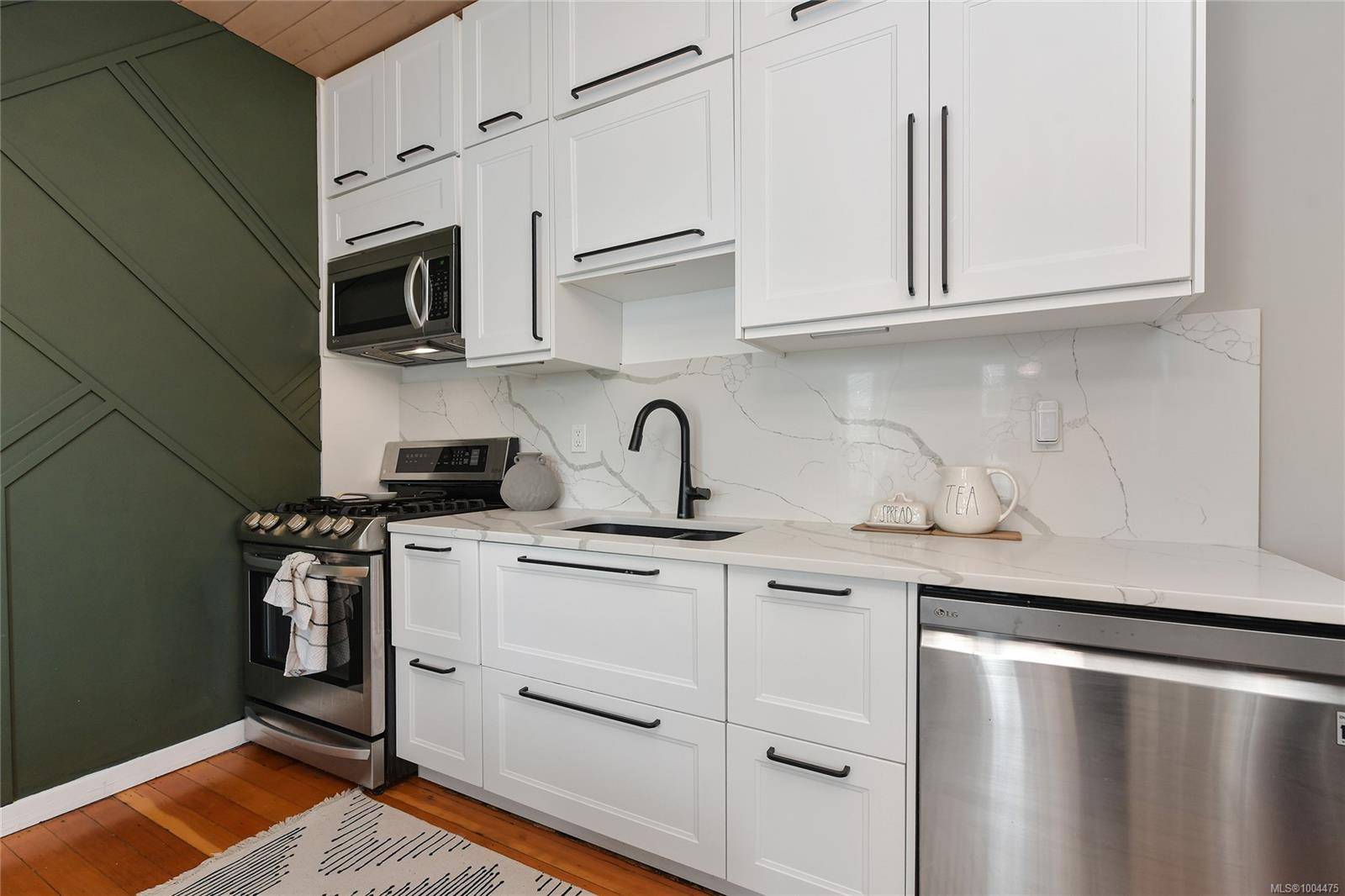 Saanich, BC V9A 1Y8,3044 orillia St