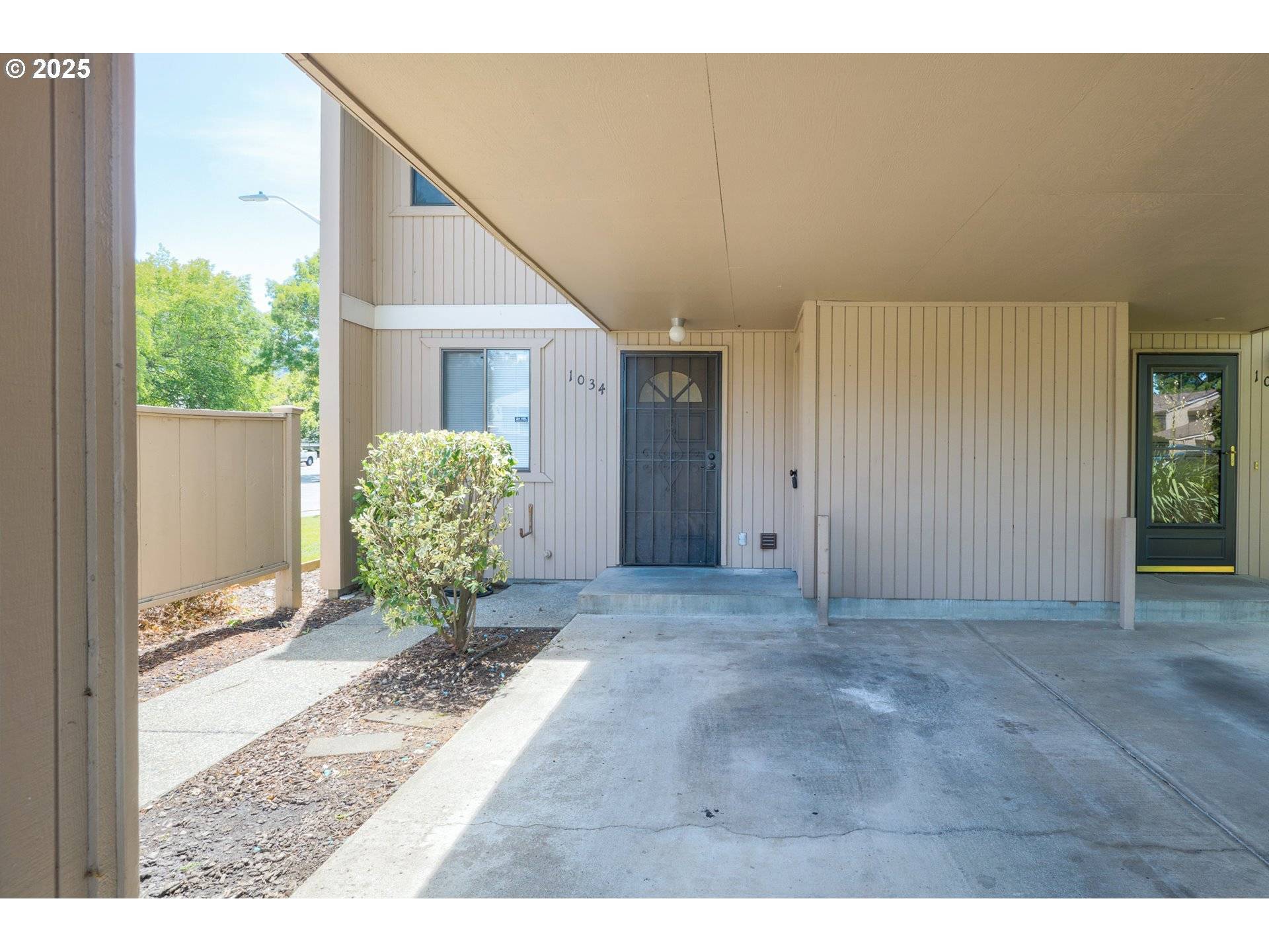 Grants Pass, OR 97526,1034 SE CAMELOT DR