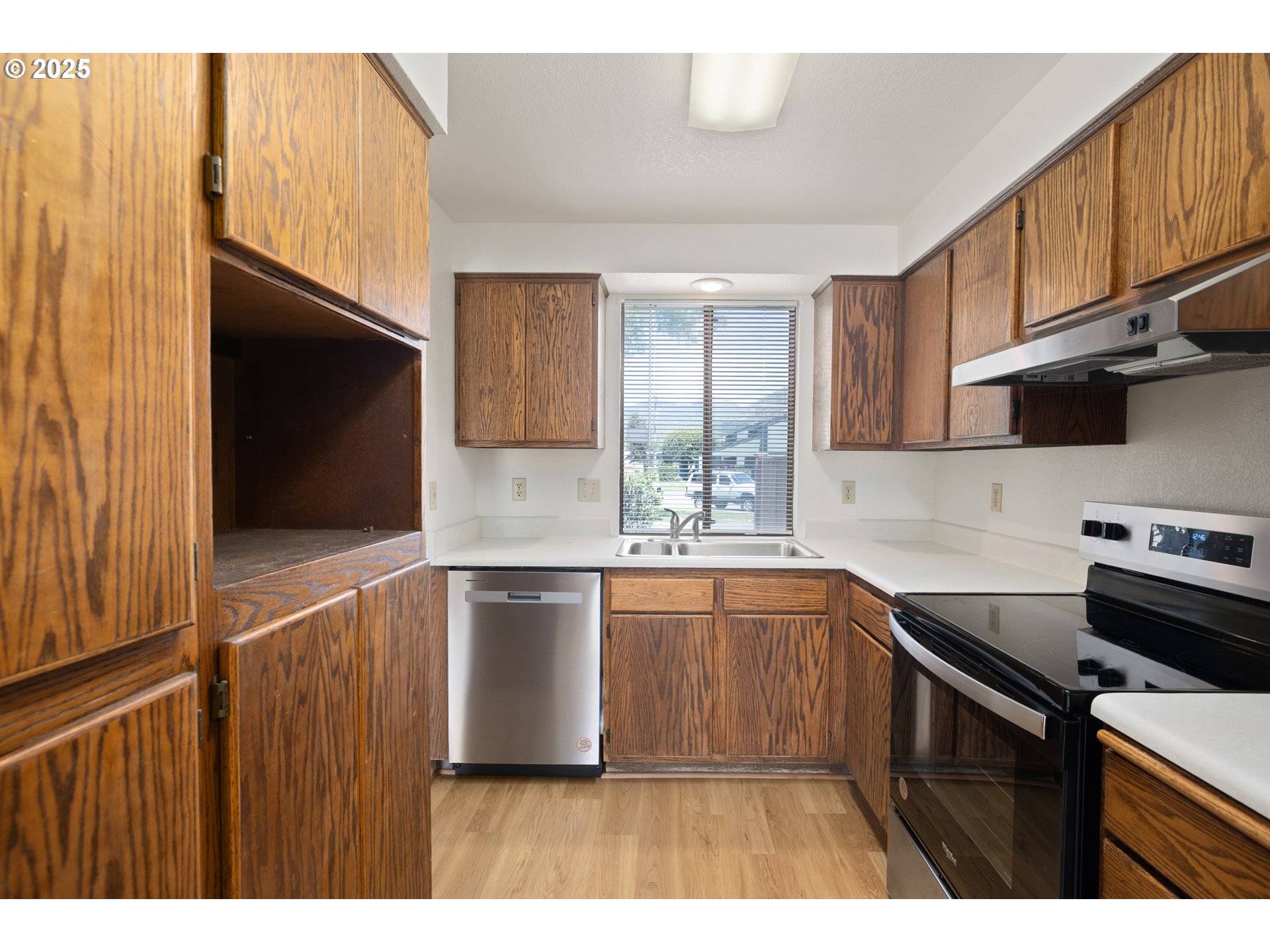 Grants Pass, OR 97526,1034 SE CAMELOT DR