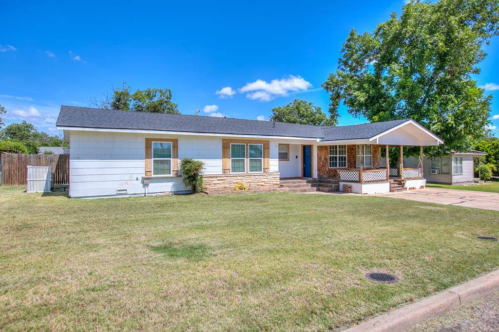 202 Sharp Ave, Ballinger, TX 76821