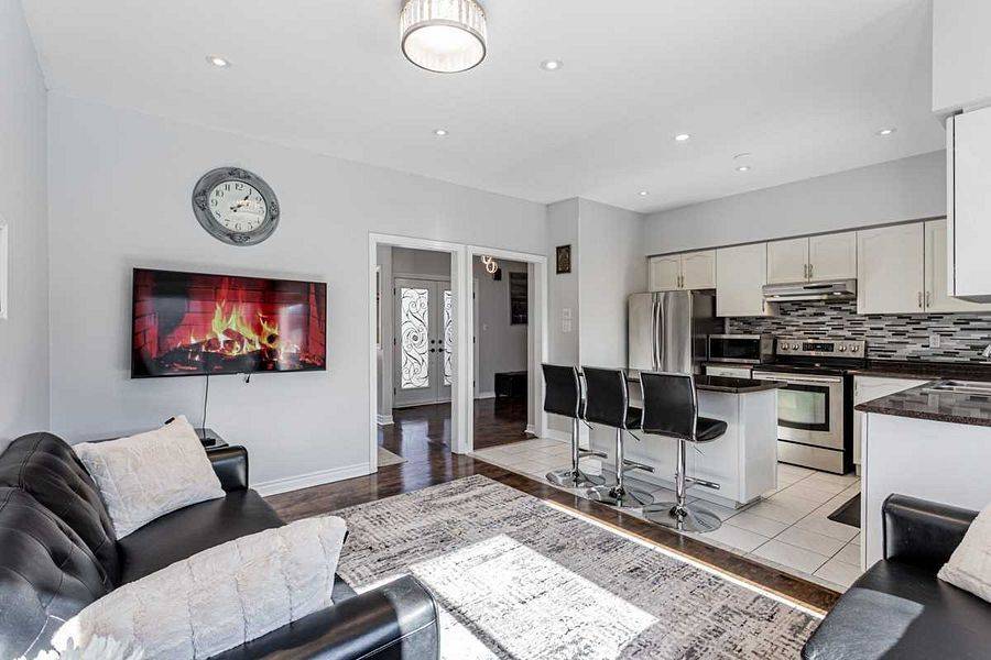 Bradford West Gwillimbury, ON L3Z 3A4,4 Depeuter CRES