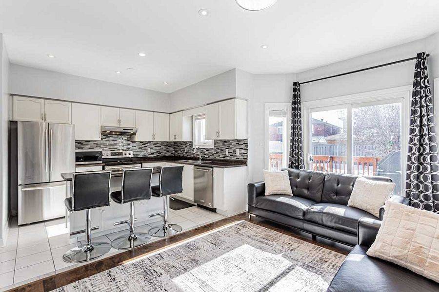 Bradford West Gwillimbury, ON L3Z 3A4,4 Depeuter CRES