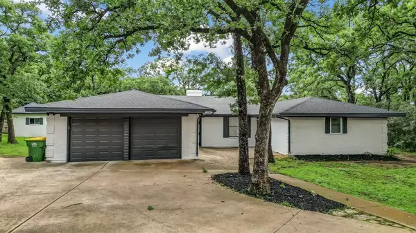 104 Shadowoak Court,  Burleson,  TX 76028