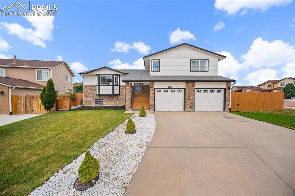 7102 Oxmoor LN, Colorado Springs, CO 80925