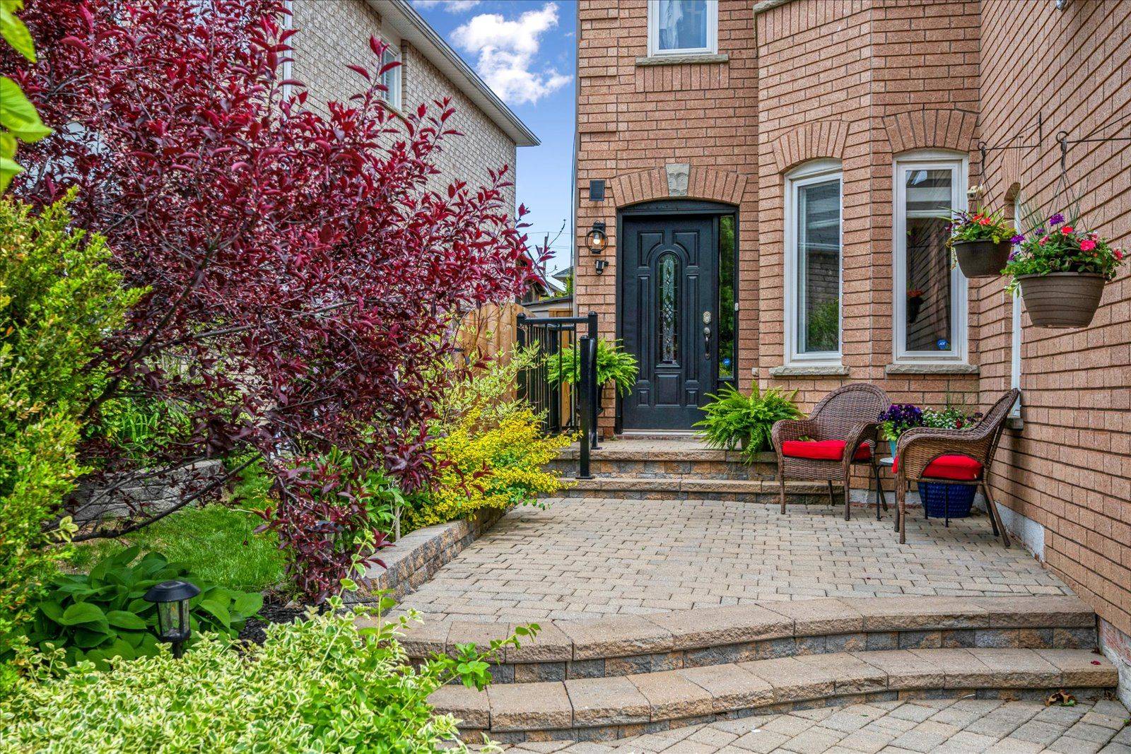 Whitby, ON L1R 2L7,25 Mcivor ST