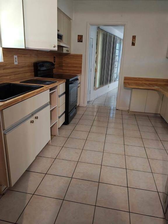 North Miami, FL 33161,[StreetName,UnitNumber,StreetNumber,StreetDirPrefix]