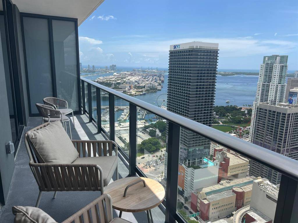 [StreetName, UnitNumber, StreetNumber, StreetDirPrefix], Miami, FL 33132
