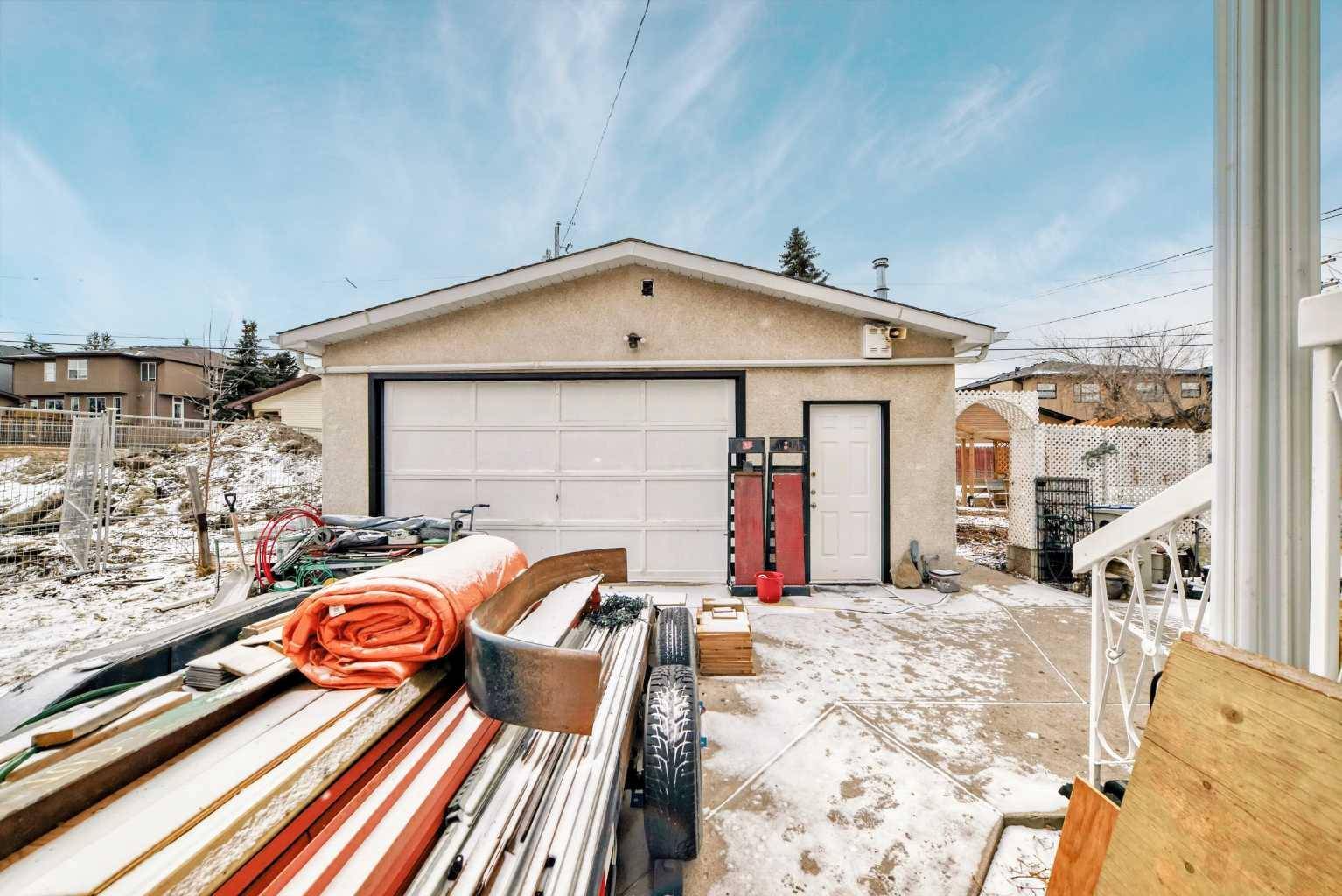 Calgary, AB T2E 2A1,233 27 AVE Northeast