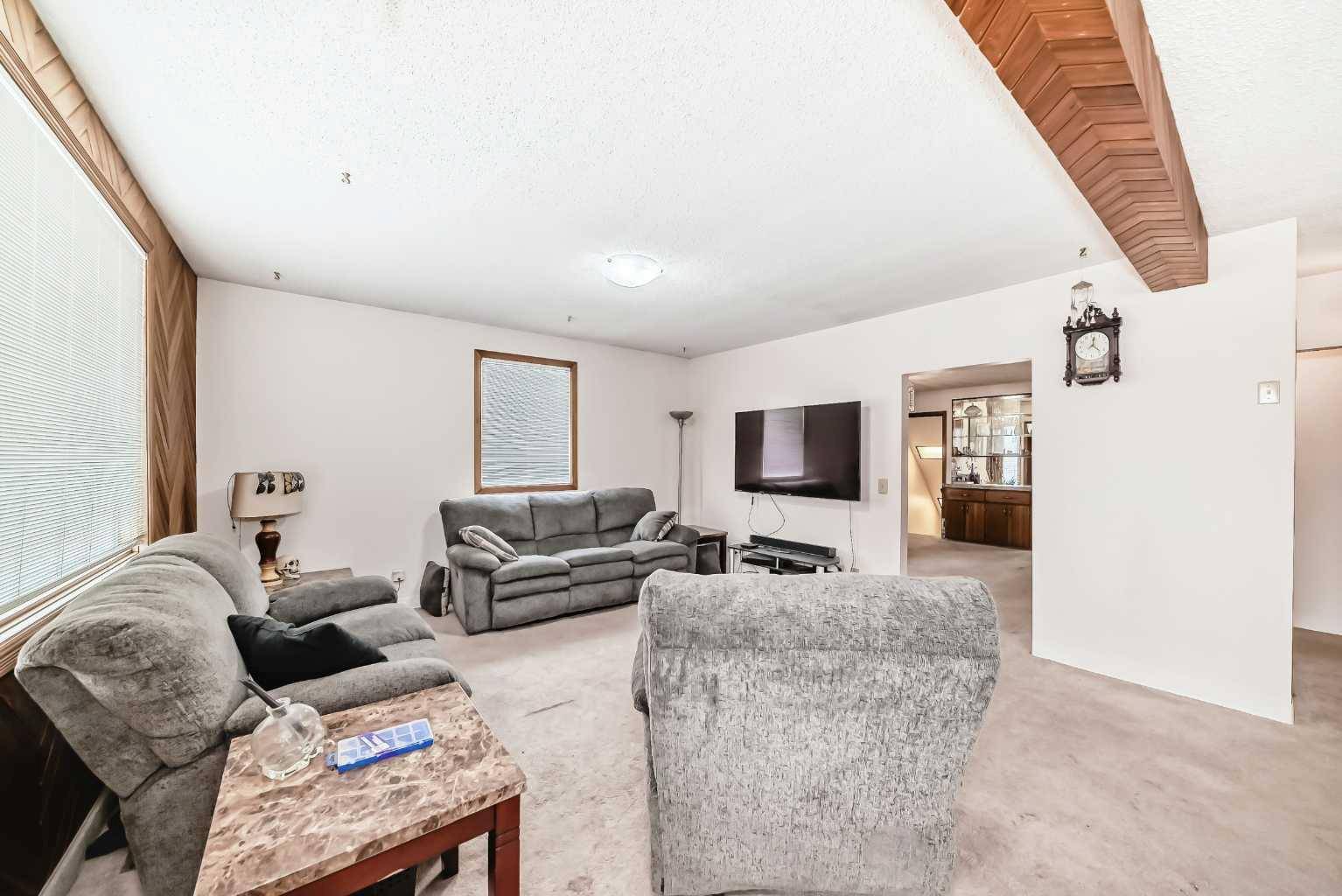 Calgary, AB T2E 2A1,233 27 AVE Northeast