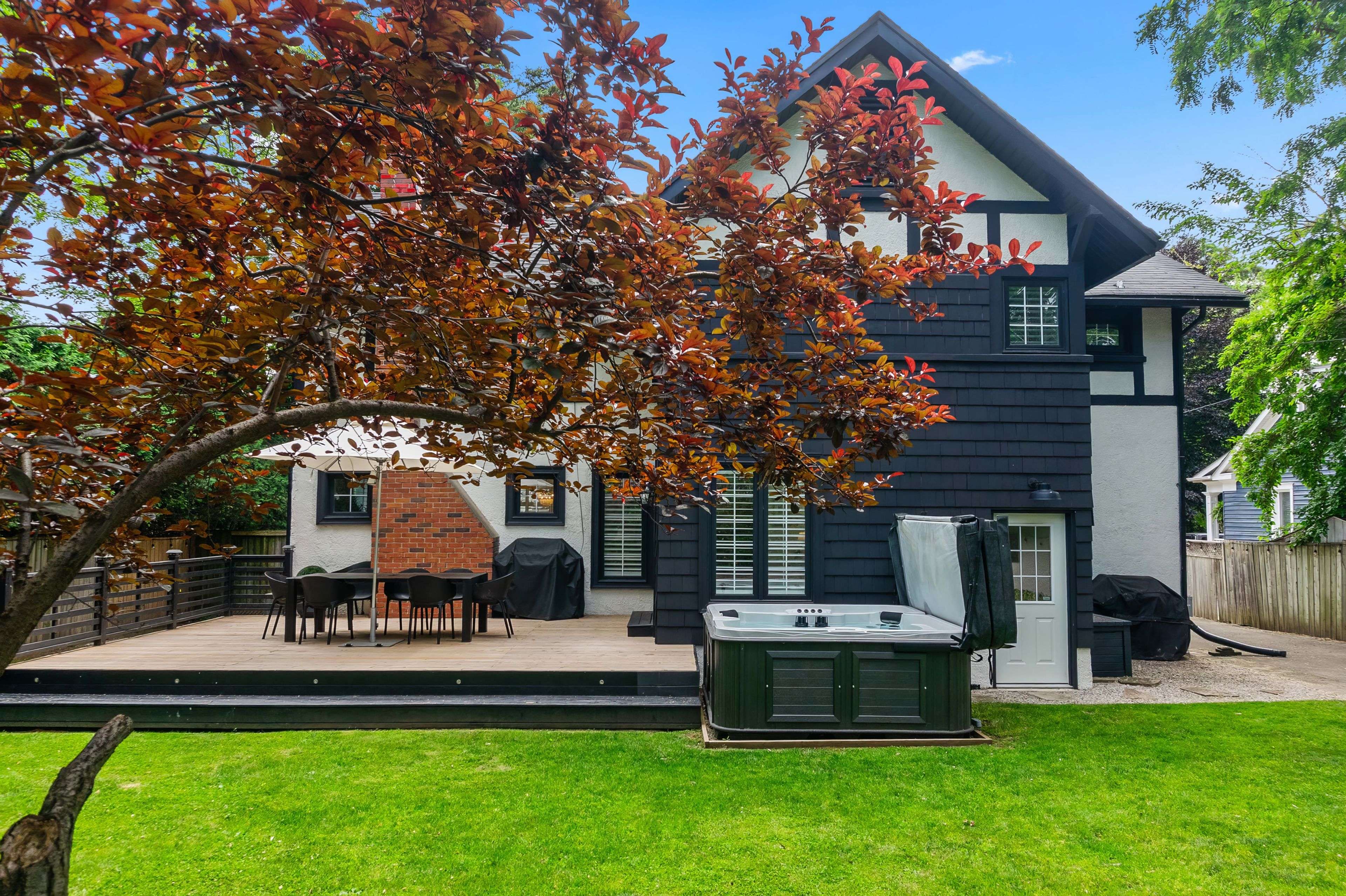 Oakville, ON L6J 3H8,407 Trafalgar RD
