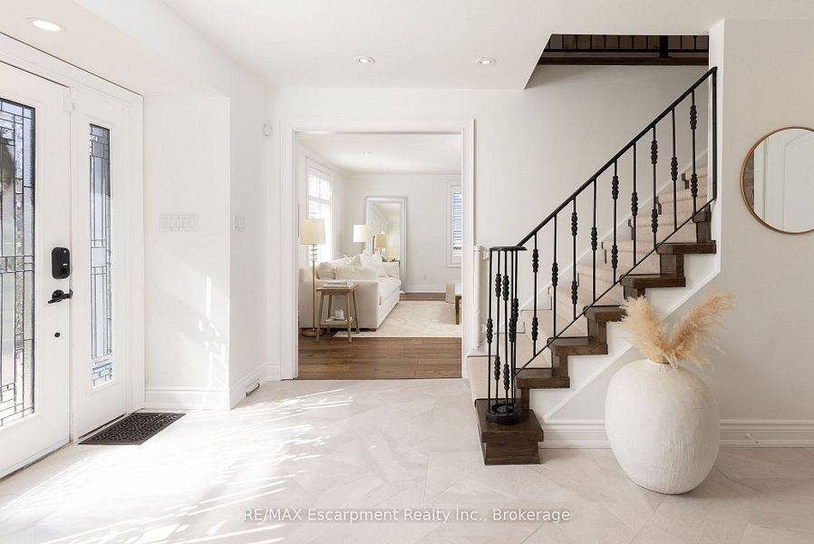 Oakville, ON L6J 3H8,407 Trafalgar RD