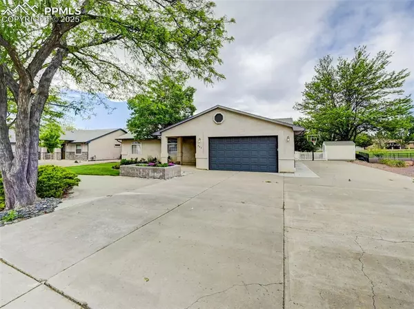 433 W Fairway DR, Pueblo, CO 81007