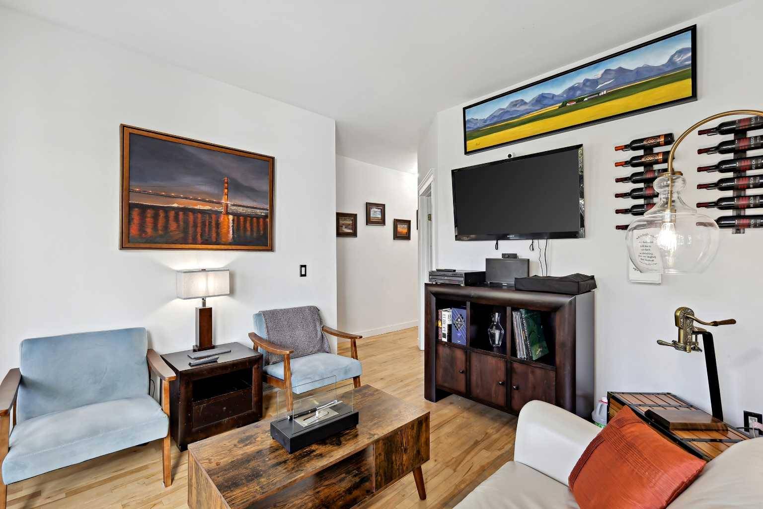 Calgary, AB t2s0e3,530 19 AVE SW