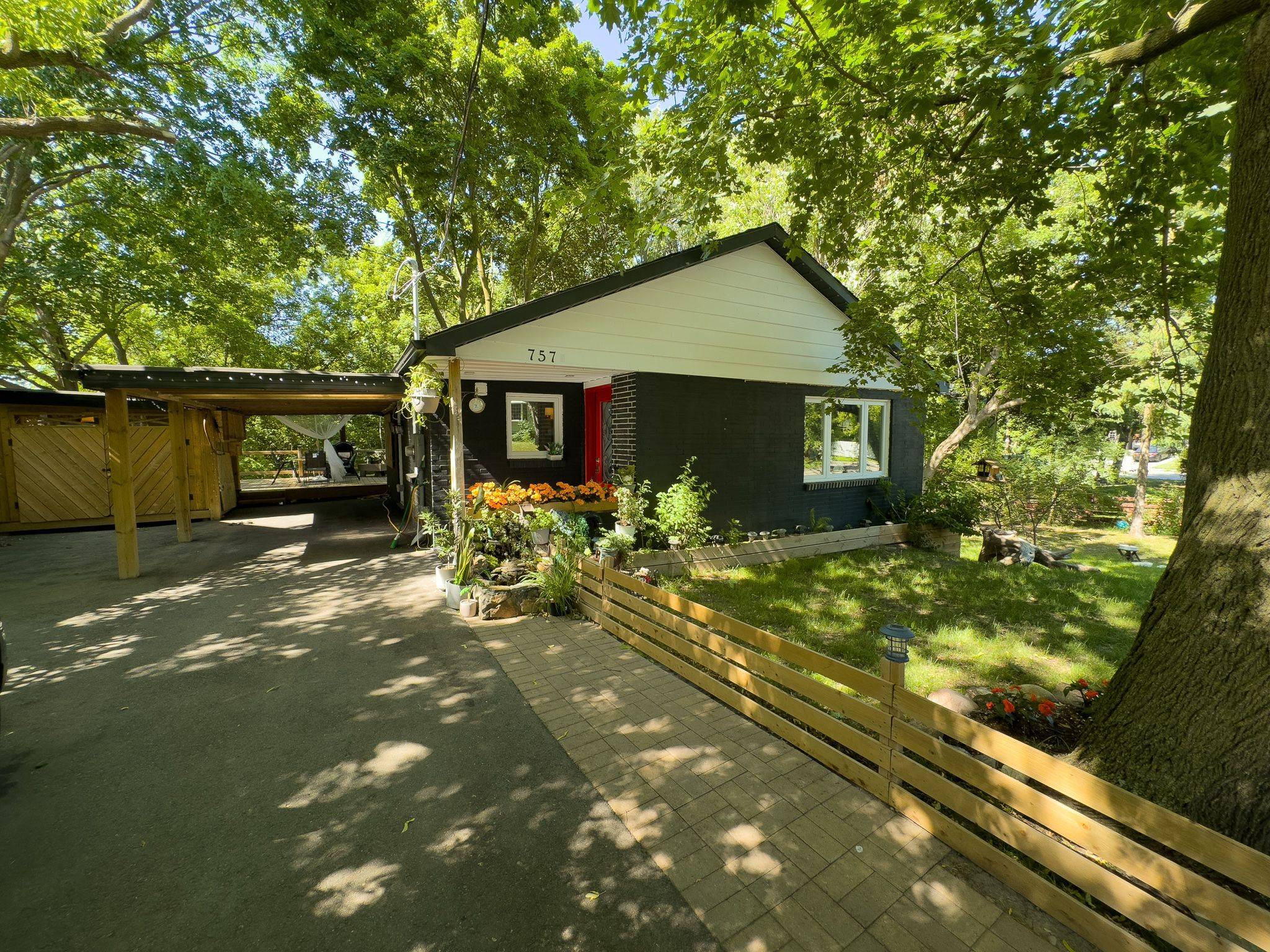 Newmarket, ON L3Y 1X6,757 Srigley ST
