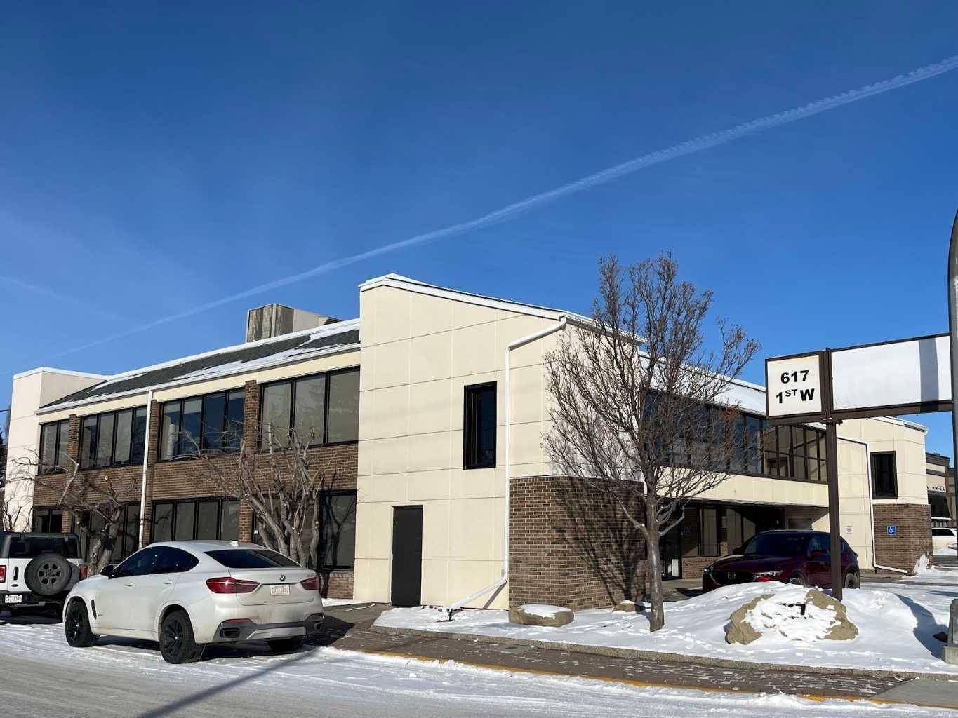 High River, AB T1V 1A2,617 1 ST Southwest