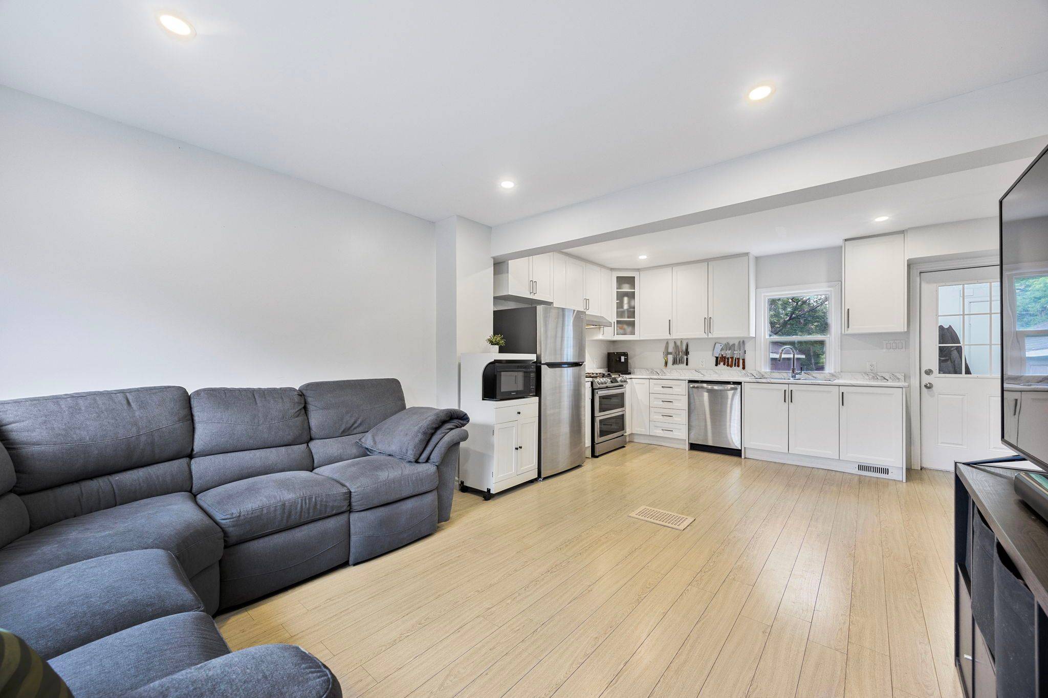 Barrie, ON L4N 3C7,154 Sanford ST