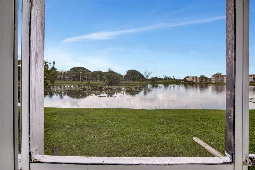 Pembroke Pines, FL 33025,9400 N Hollybrook Lake Dr #105
