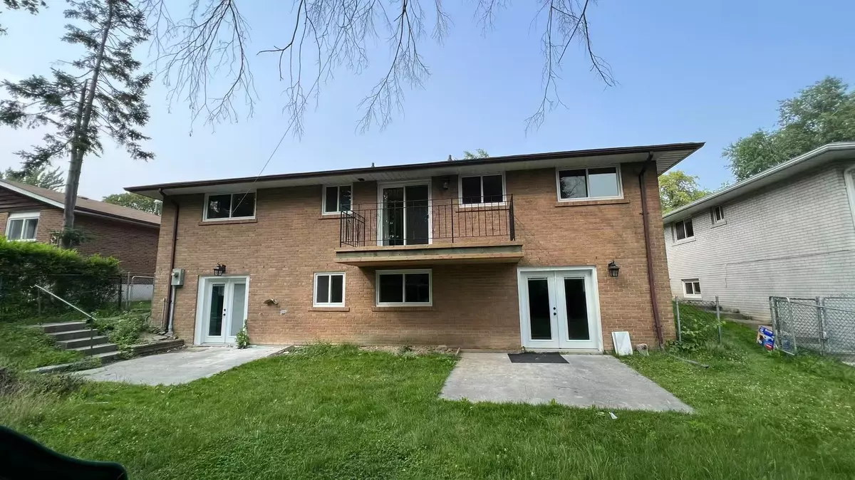 Mississauga, ON L5C 2C2,3082 Lindenlea DR #lower