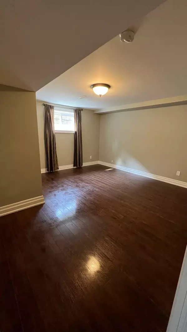 Mississauga, ON L5C 2C2,3082 Lindenlea DR #lower