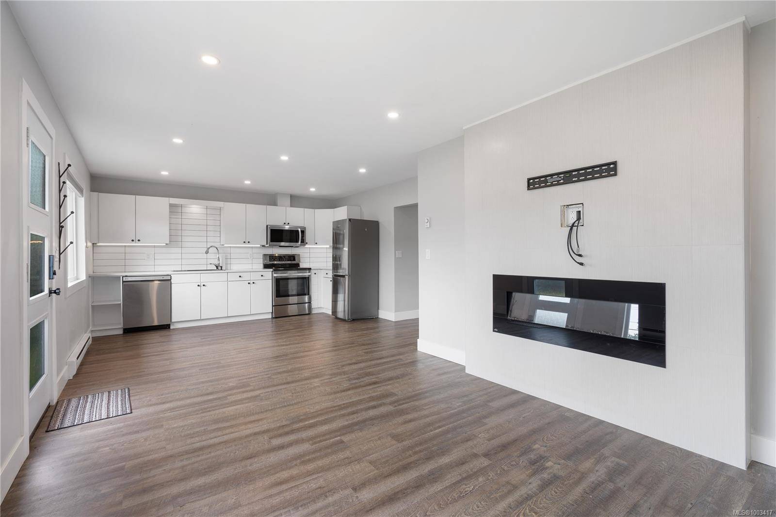 Langford, BC V9B 3G1,641 Strandlund Ave