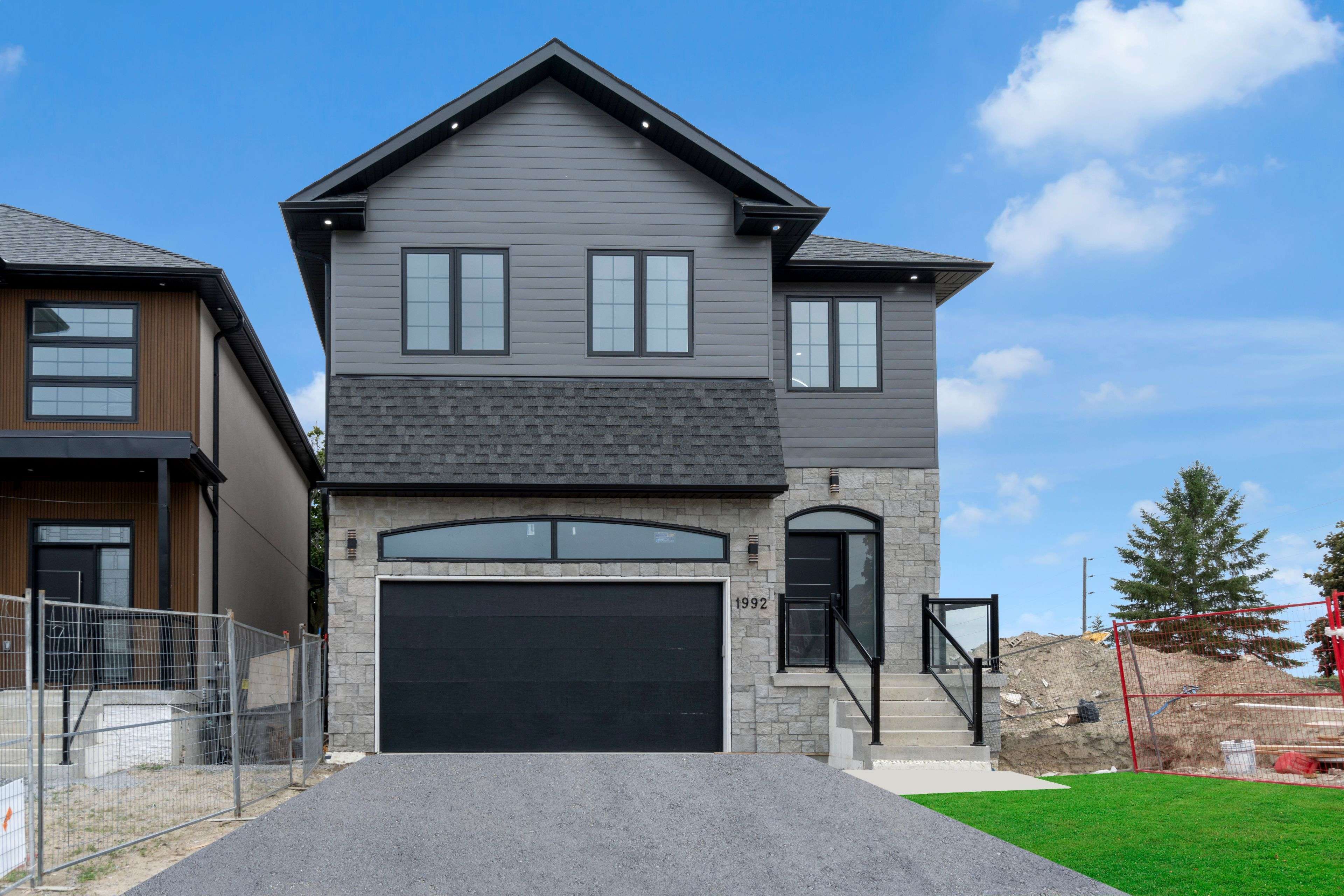 Oshawa, ON L1H 7K5,1992 Carncastle CT