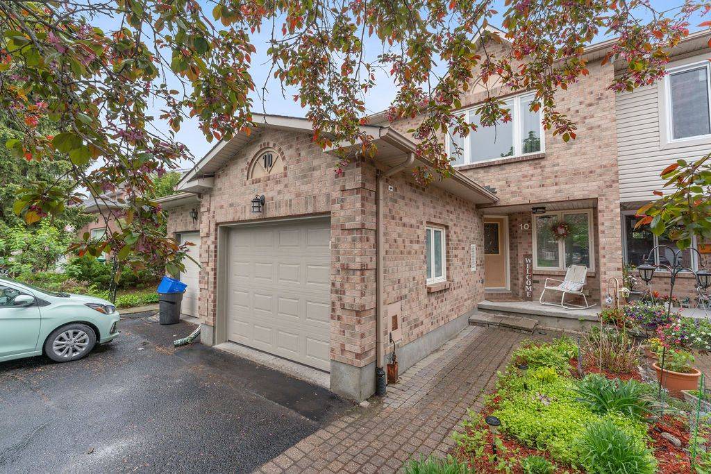10 Baton CT, Kanata, ON K2L 4C8