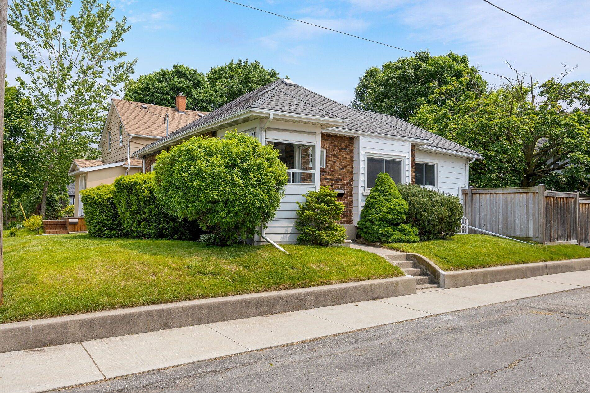 17 Daniels ST, Toronto W07, ON M8Y 1L6
