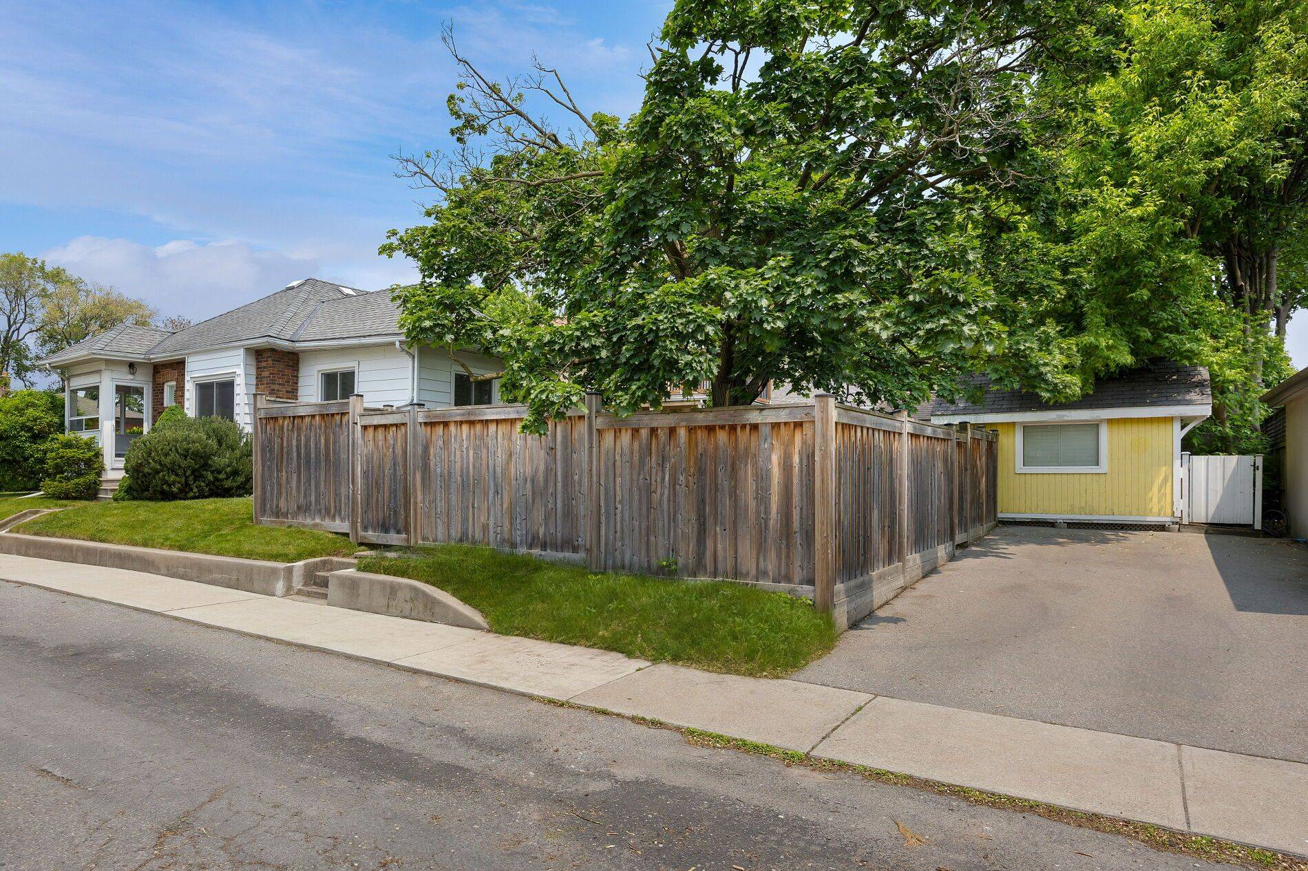 Toronto W07, ON M8Y 1L6,17 Daniels ST
