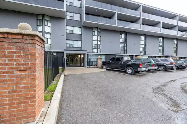 Oshawa, ON L1H 4C2,454 Centre ST #412