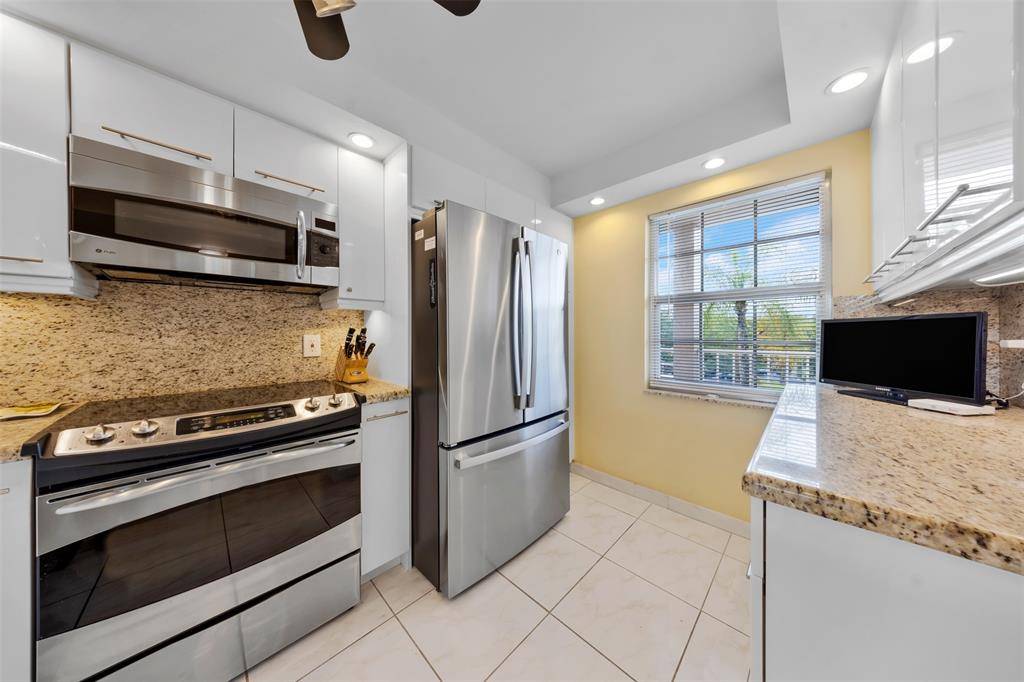 Pompano Beach, FL 33069,3900 Oaks Clubhouse Dr #405