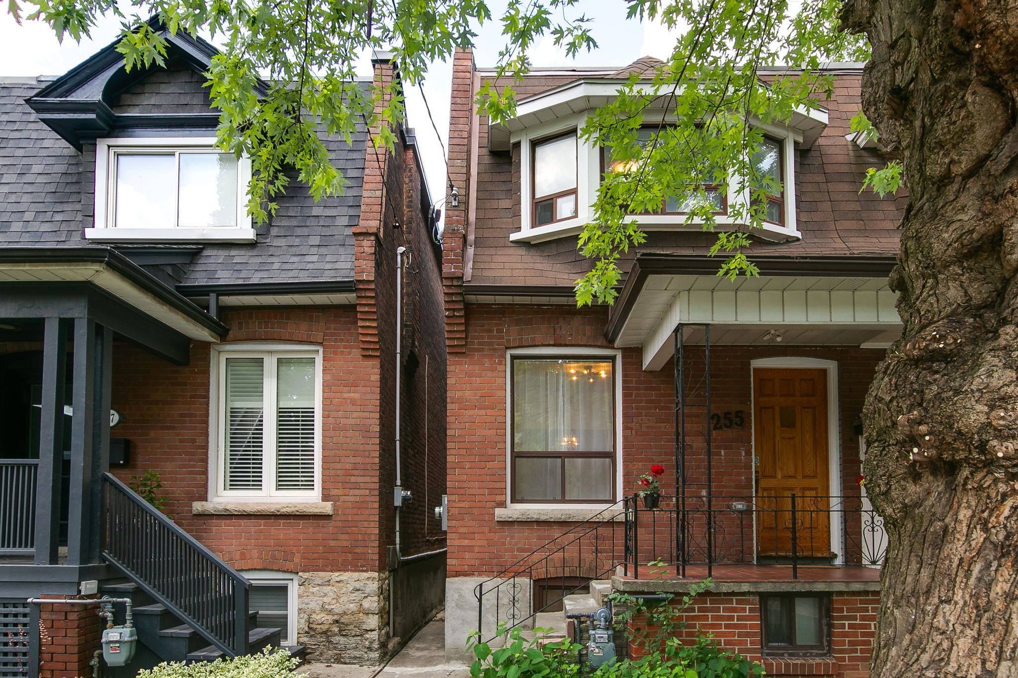 Toronto C02, ON M5R 3B7,255 Howland AVE