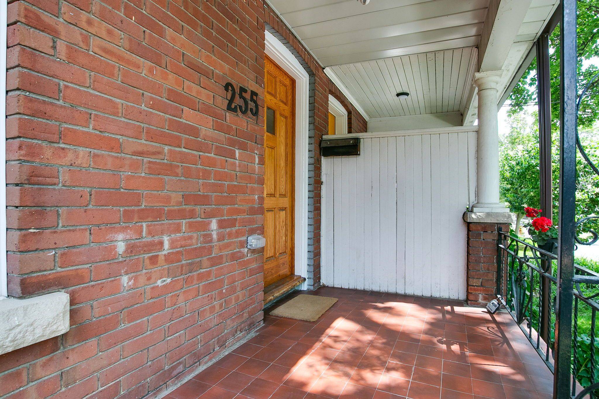 Toronto C02, ON M5R 3B7,255 Howland AVE