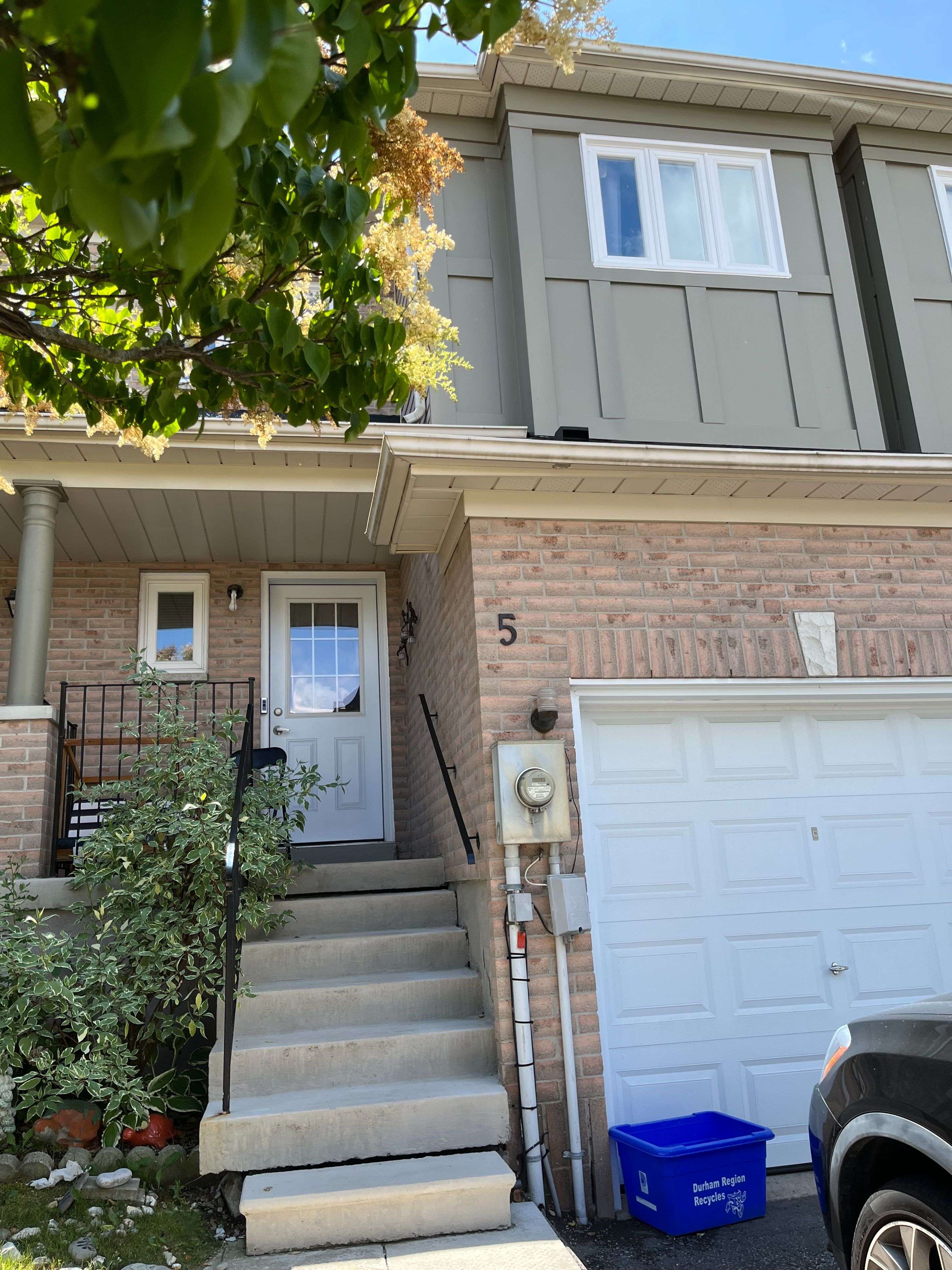 Whitby, ON L1R 2N9,5 Alexis WAY