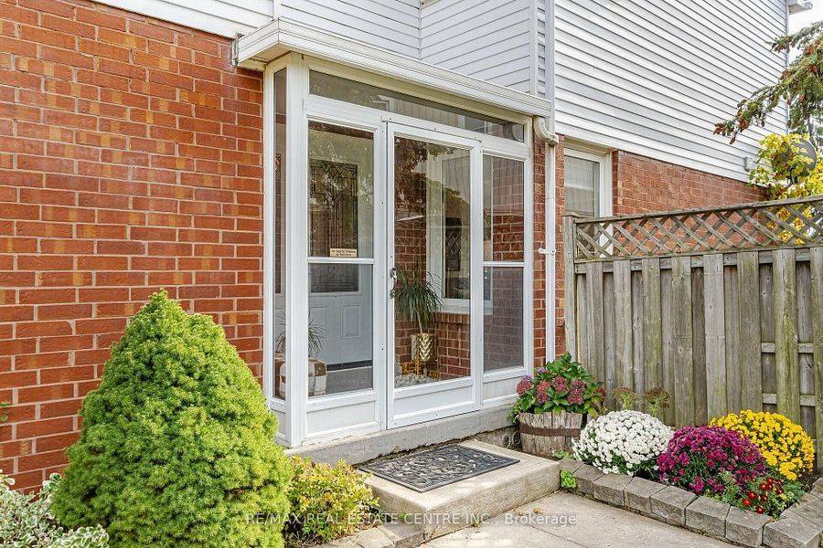 Oakville, ON L6H 4M3,2046 Glenada CRES