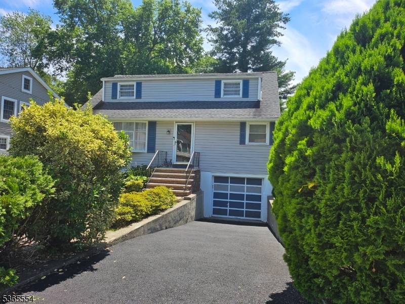 100 Grove St, Waldwick Boro, NJ 07463