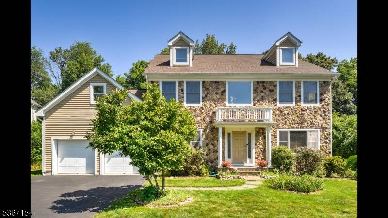9 Fox Hill Ln, Mountain Lakes Boro, NJ 07046
