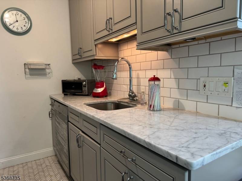 Clifton City, NJ 07013,605 Grove St #5