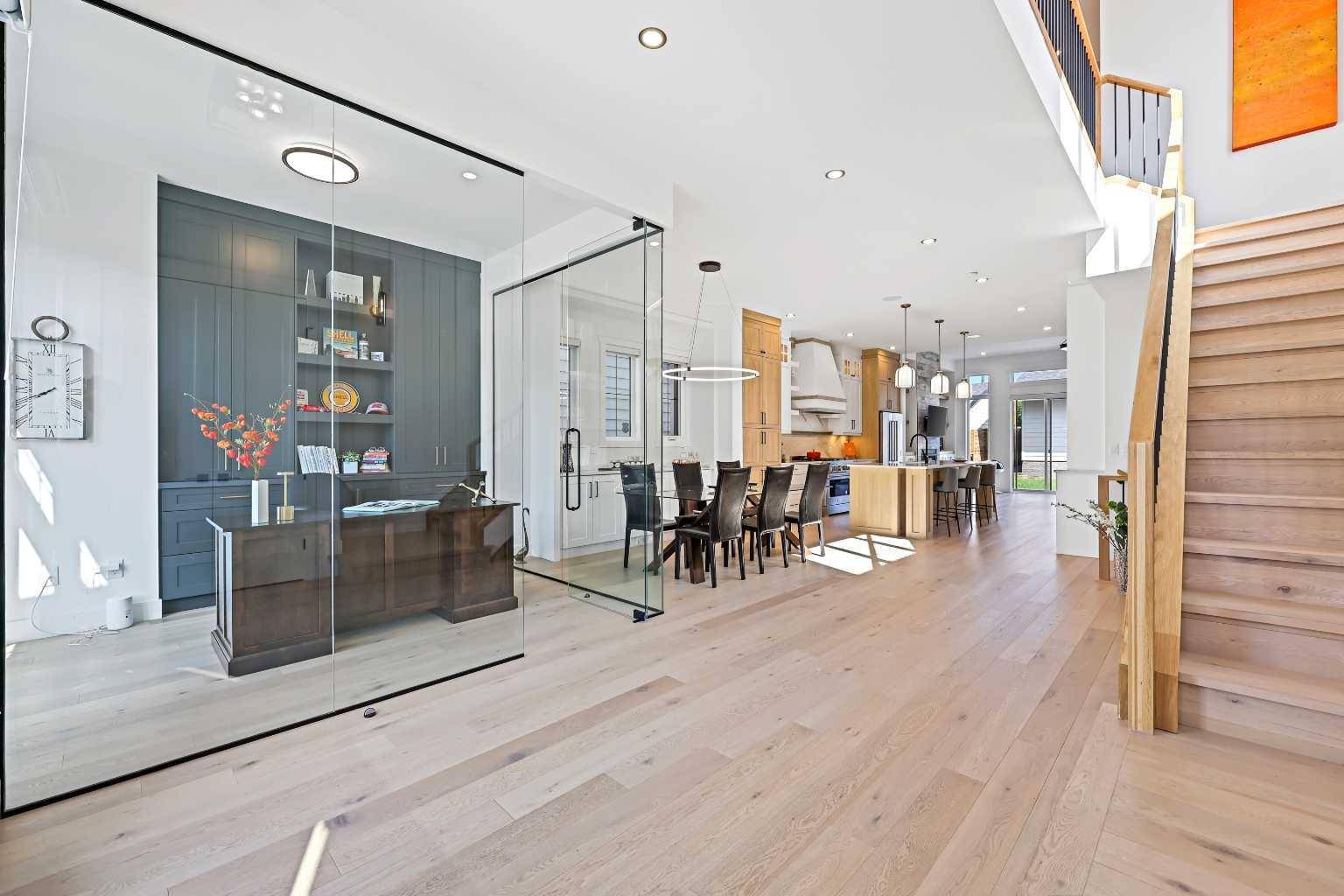 Calgary, AB T2M 1K6,924 21 AVE NW