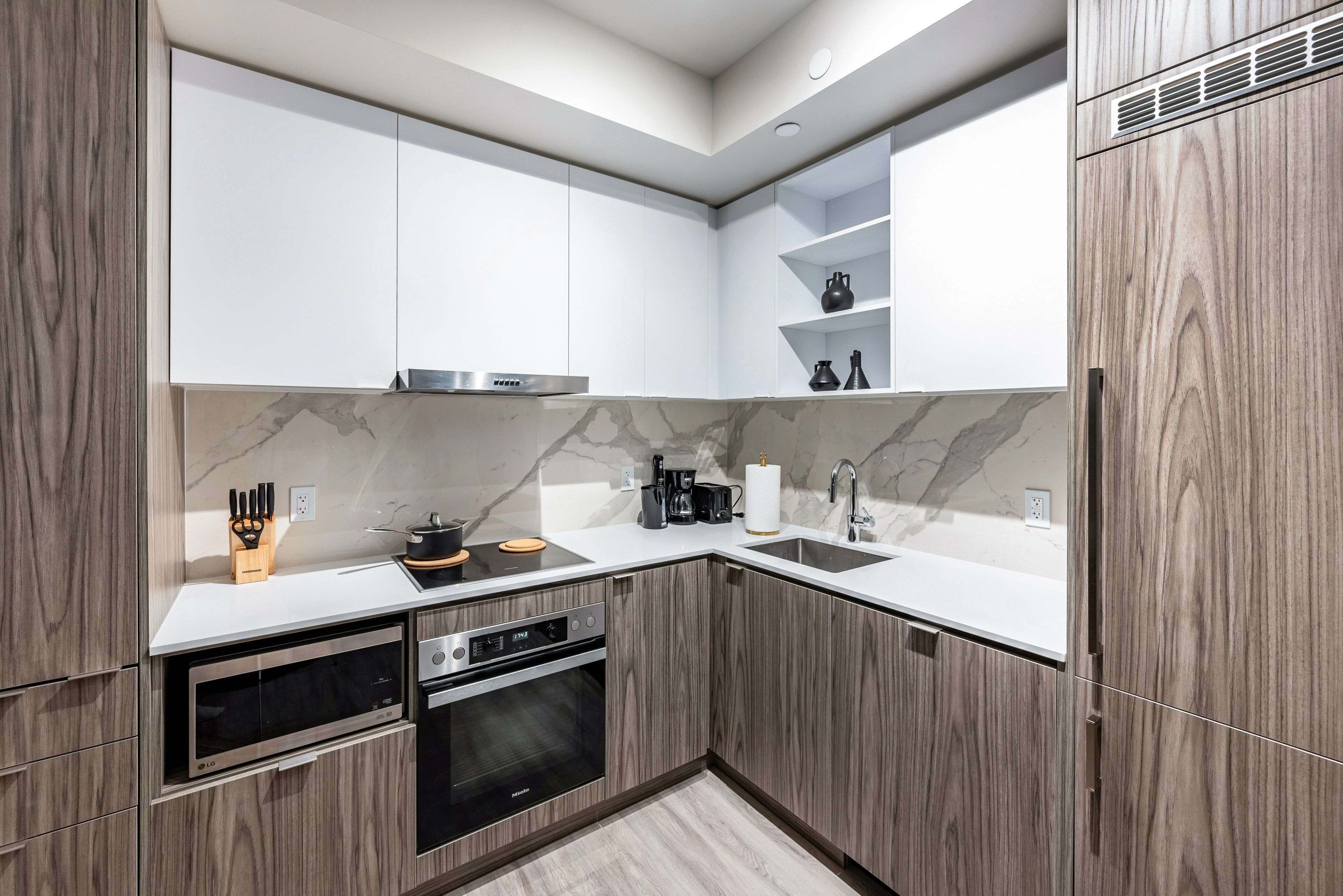 Toronto C08, ON M5E 0E4,55 Cooper ST #5608